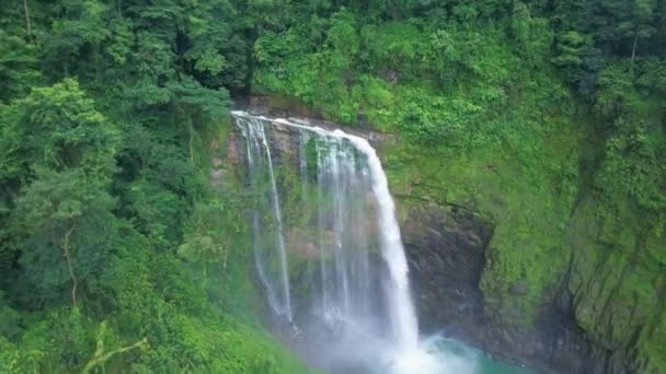 从生态区上空升起的空中瀑布从绿松石自然池中滑落 周围环绕着绿色热带森林 哥斯达黎加 — 图库视频影像