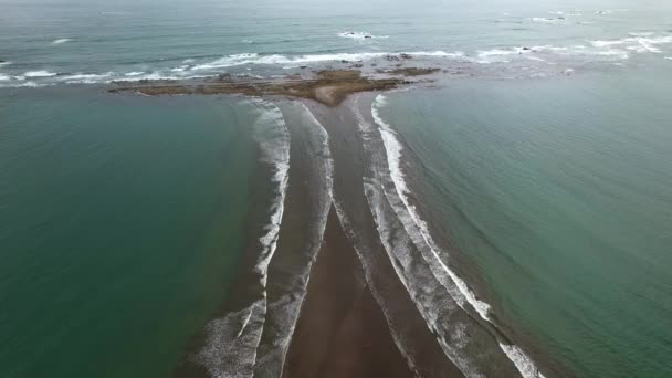 Lucht Vliegen Turquoise Zee Schuimende Golven Raken Walvissen Staart Zandvorming — Stockvideo