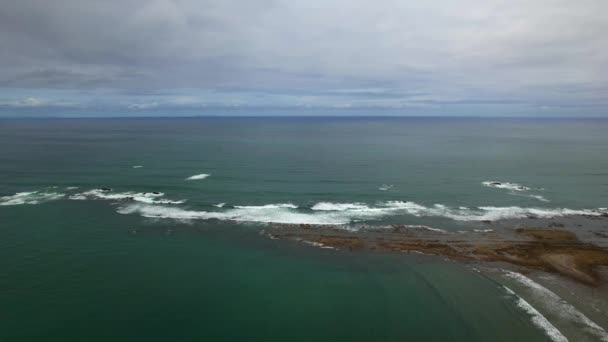 Aerial Dolly Whale Tail Sand Formation Surrounded Turquoise Sea Marino — Vídeo de stock