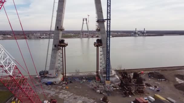 2021年12月 美国密歇根州底特律 在建筑过程中 在无人机升降射击过程中 高迪豪大桥的悬架排成一排 — 图库视频影像
