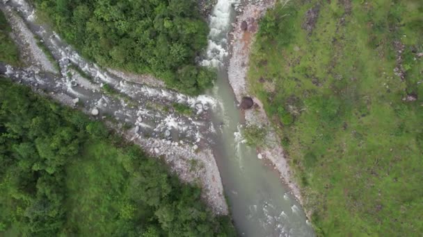 Luftaufnahme Auf Felsigem Fluss Der Zwischen Grünen Wiesen Und Dichtem — Stockvideo