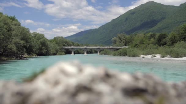 Most Nad Rzeką Socą Pobliżu Tolmin Słowenia Pogodny Letni Dzień — Wideo stockowe