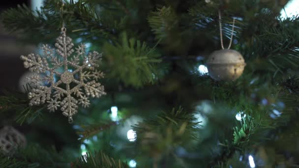 Close Van Sneeuwvlok Ornament Decoratie Een Kerstboom — Stockvideo