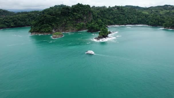 Poupée Aérienne Navire Naviguant Mer Turquoise Près Rivage Rocheux Recouvert — Video