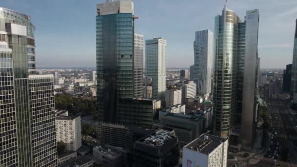 在一座由办公大楼玻璃立面组成的现代首都天际线上建立空中轨道 — 图库视频影像