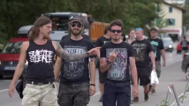 Fãs Metal Vestidos Preto Andando Rua Durante Festival Apontando Para — Vídeo de Stock