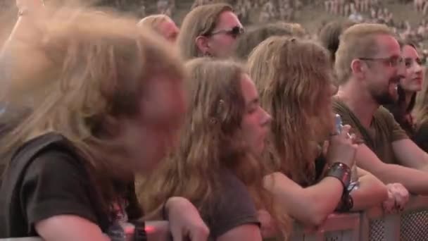 Uzun Saçlı Gençler Ilk Sırada Metal Konserinin Keyfini Çıkarıyorlar — Stok video
