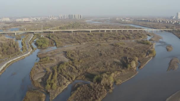 Luftflug Über Chinesischem Vorort Mit Fluss Und Sumpfblick — Stockvideo
