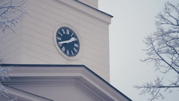 Die Uhr Auf Dem Kirchturm Schneebedeckte Freiräume Vordergrund Zeitlupe Schwenkbewegung — Stockvideo