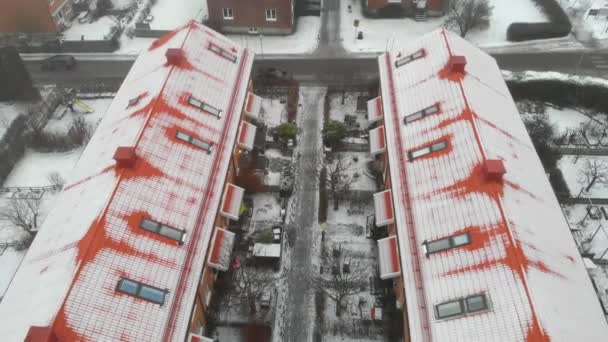 Aerial Top Flyover Orange Färgat Tak Bostadsområde Med Snö Vinterdagen — Stockvideo
