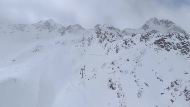 Αεροφωτογραφία Drone Θέα Αναβατήρες Σκι Μέχρι Βραχώδη Βουνά Της Kaunertal — Αρχείο Βίντεο