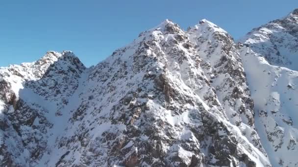 Αεροφωτογραφία Γύρω Από Χιονισμένες Και Βραχώδεις Βουνοκορφές Στην Ηλιόλουστη Kaunertal — Αρχείο Βίντεο