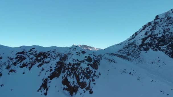 Vista Aérea Sobre Montanhas Revelando Picos Nevados Ensolarado Dia Inverno — Vídeo de Stock