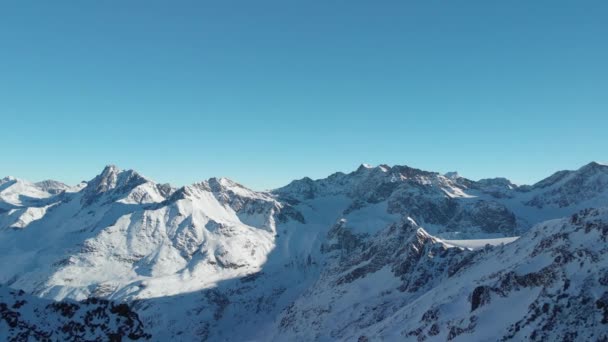 Vista Aérea Com Vista Para Cadeias Montanhas Rochosas Paisagem Inverno — Vídeo de Stock