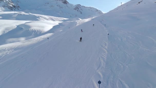 Вид Воздушного Беспилотника Лыжников Сноубордистов Спуск Склонам Каунертальских Альп Австрия — стоковое видео