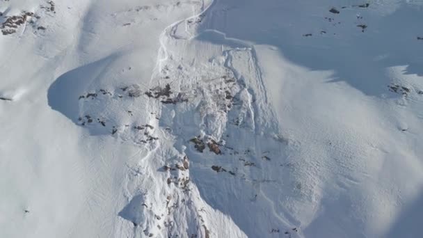 远离雪崩小径的空中风景 阳光灿烂的冬日 奥地利考纳塔尔 无人驾驶飞机发射 — 图库视频影像