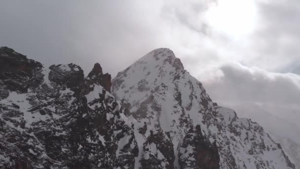 Αεροφωτογραφία Των Βραχωδών Βουνών Μέσα Ένα Σύννεφο Χιονοθύελλας Στο Kaunertal — Αρχείο Βίντεο