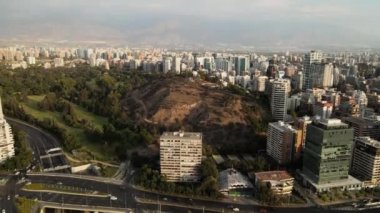 Gündüz vakti Vitacura Mahallesi yakınlarındaki golf kulübü tepe ve tarlasının hava aracı Santiago, Şili