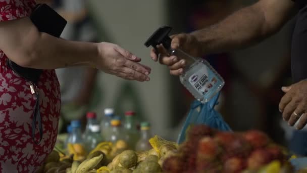 Vásárló Kezének Fertőtlenítése Termelői Piacon Spray Vel Covid Korszakban — Stock videók