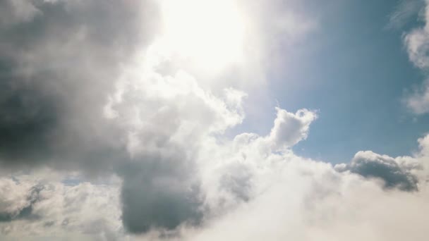 Dunne Witte Wolken Bewegen Zich Zachtjes Met Wind Terwijl Achtergrond — Stockvideo