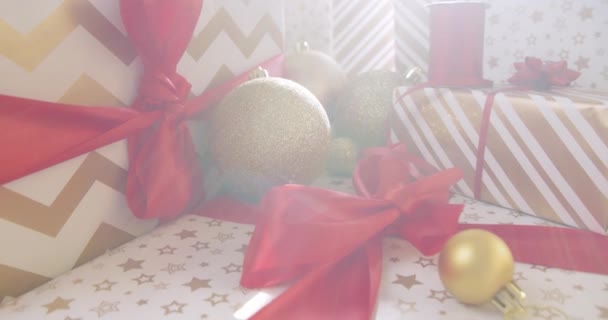 Stapel Kerstcadeaus Met Rode Linten Gouden Kerstballen Achtergrondverlichting — Stockvideo