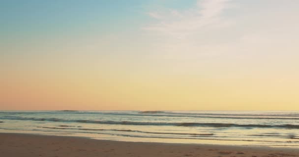 Piękny Widok Ocean Miejscem Tekst Marzycielski Pastelowe Światło Zachód Słońca — Wideo stockowe