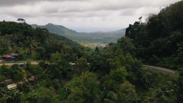 在一个多云的日子里 泰国的高山辉岛上有一片茂密的绿林 无人机玩具枪 — 图库视频影像