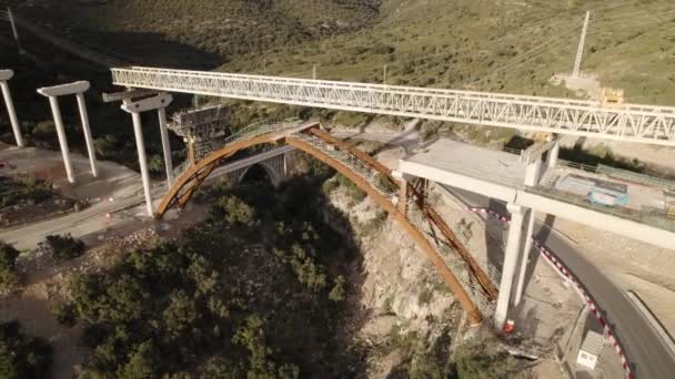 Drohnenaufnahmen Aus Der Umlaufbahn Eines Bau Befindlichen Unfertigen Brückenbauwerks Barranco — Stockvideo