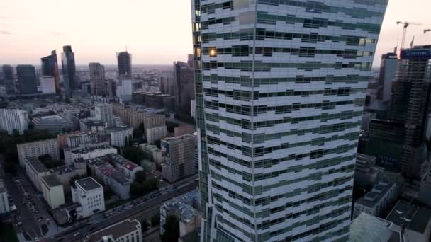 Günbatımında Şehir Merkezindeki Modern Şehrin Hava Yörüngesi Görüntüsü Pencereden Güneş — Stok video