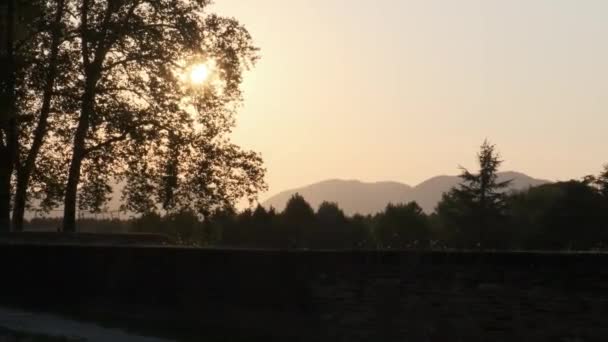 Auf Der Stadtmauer Der Altstadt Von Lucca Italien Bei Einem — Stockvideo