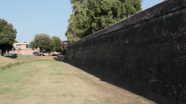 Weitwinkelaufnahme Der Stadtmauer Der Altstadt Von Lucca Italien Sommer — Stockvideo