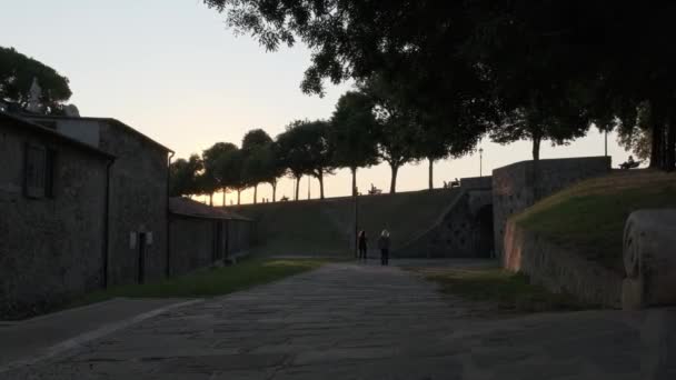 Wide Shot Ooking City Wall Old Town Lucca Italy Sunset — Stock Video