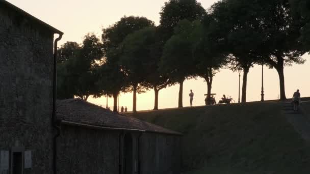 Yazın Gün Batımında Eski Lucca Talya Kasabasındaki Şehir Duvarına Bakıyorum — Stok video