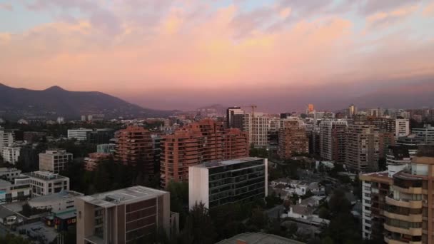 ビタキュラ地区の建物の左側の空中パン 黄金の時間 サンティアゴ チリでバックグラウンドで山 — ストック動画