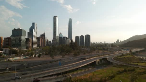 智利圣地亚哥 在公路交通和现代桑戈地区摩天大楼上方的空中上升 — 图库视频影像