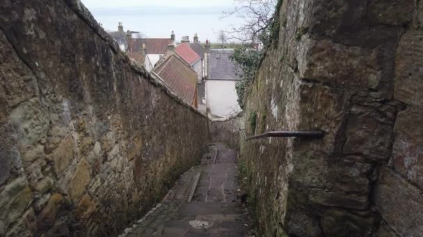 Enge Gasse Mit Steinernen Stufen Die Hinunter Ins Dorf Führen — Stockvideo