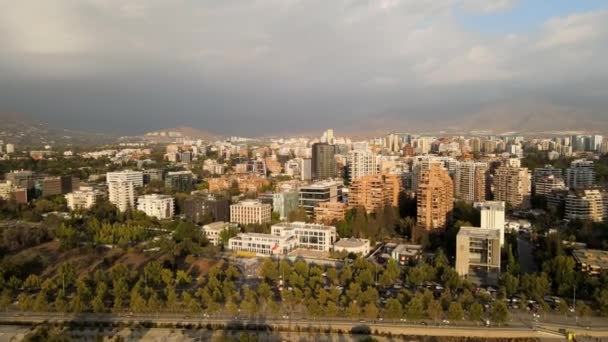 Aerial Dolly Vitacura Neighborhood Buildings Λόφοι Στο Παρασκήνιο Μια Συννεφιασμένη — Αρχείο Βίντεο