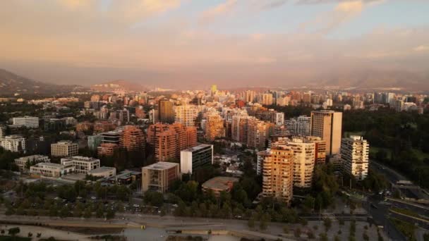 Luchtparallax Van Vitacura Buurt Gebouwen Heuvels Achtergrond Een Bewolkte Dag — Stockvideo