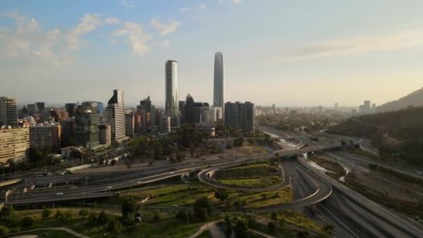 近くで何が起きているのでしょうか 現代の高層ビル サンチャゴ チリのビセンテナリオ公園 ゴルフクラブ サンハッタン地区の左側 — ストック動画