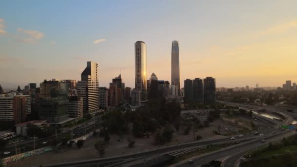 Légi Babakocsi Modern Sanhattan Felhőkarcolók Melletti Parkban Aranyórában Santiago Chile — Stock videók