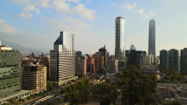 Flygfoto Jib Upp Kvartersbyggnader Och Moderna Sanhattan Skyskrapor Dagtid Santiago — Stockvideo