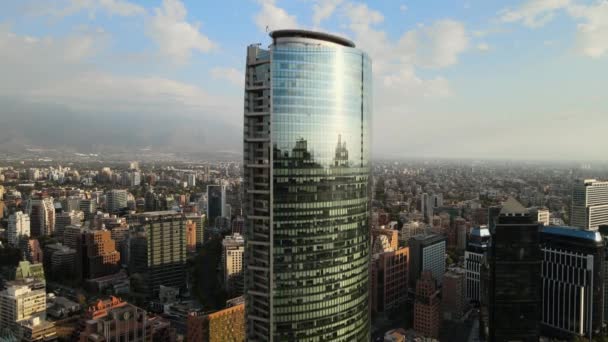 Luchtfoto Stijgt Wolkenkrabber Buurtgebouwen Een Bewolkte Dag Santiago Chili — Stockvideo