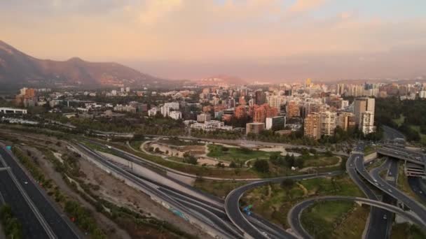 Luftdolly Fra Bicentenario Park Vitacura Området Åser Overskyet Dag Santiago – stockvideo