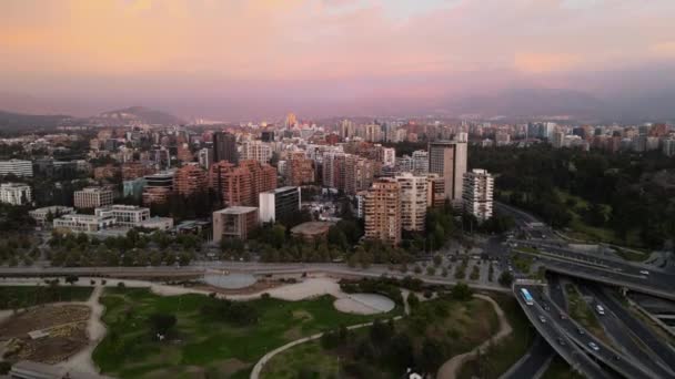 Εναέρια Dolly Bicentenario Park Και Vitacura Κτίρια Γειτονιά Κατά Ηλιοβασίλεμα — Αρχείο Βίντεο