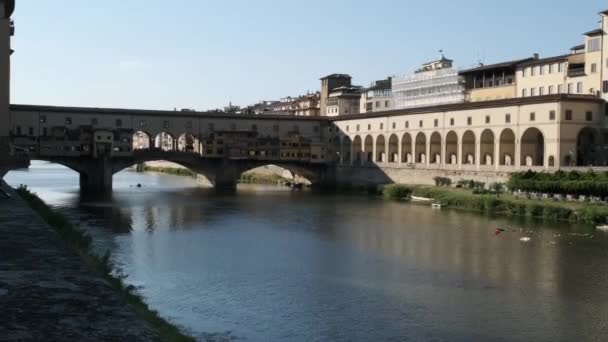 Szerokie Ujęcie Ponte Vecchio Florencji Latem — Wideo stockowe