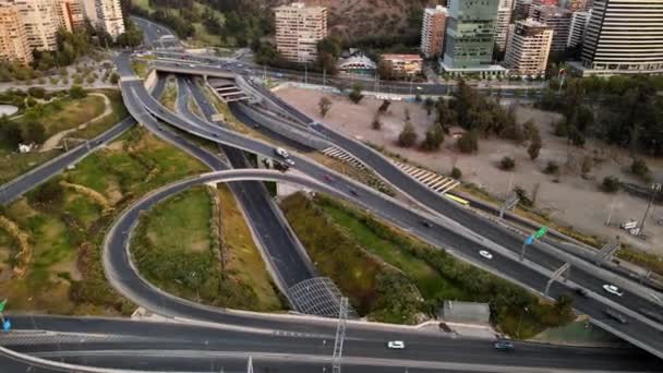 Órbita Aérea Autopista Tráfico Junto Parque Bicentenario Zona Sanjalá Durante — Vídeo de stock