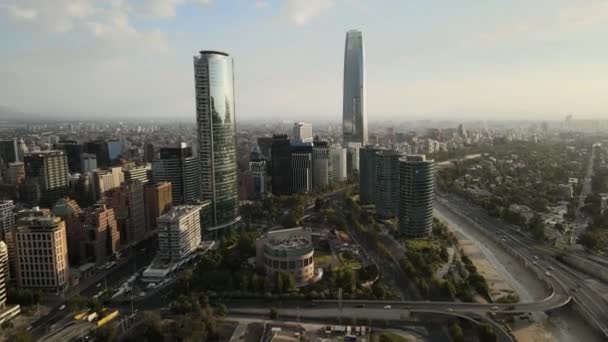 Luftdolly Det Moderne Vinduet Sanhattan Skyline Skyskrapere Overskyet Dag Santiago – stockvideo