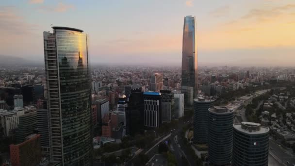 Luftaufnahme Moderner Wolkenkratzer Aus Fensterglas Sanhattan Bei Sonnenuntergang Santiago Chile — Stockvideo