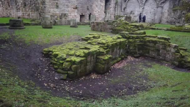 Deux Personnes Marchant Autour Des Ruines Abbaye Culross — Video