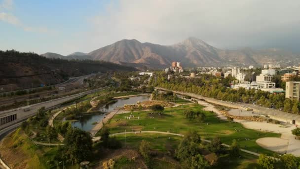 Flyg Dolly Bicentenario Park San Cristobal Hill Och Met Park — Stockvideo